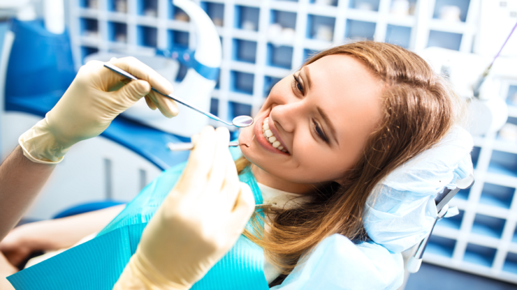 Quelle différence entre implant et facette dentaire ?