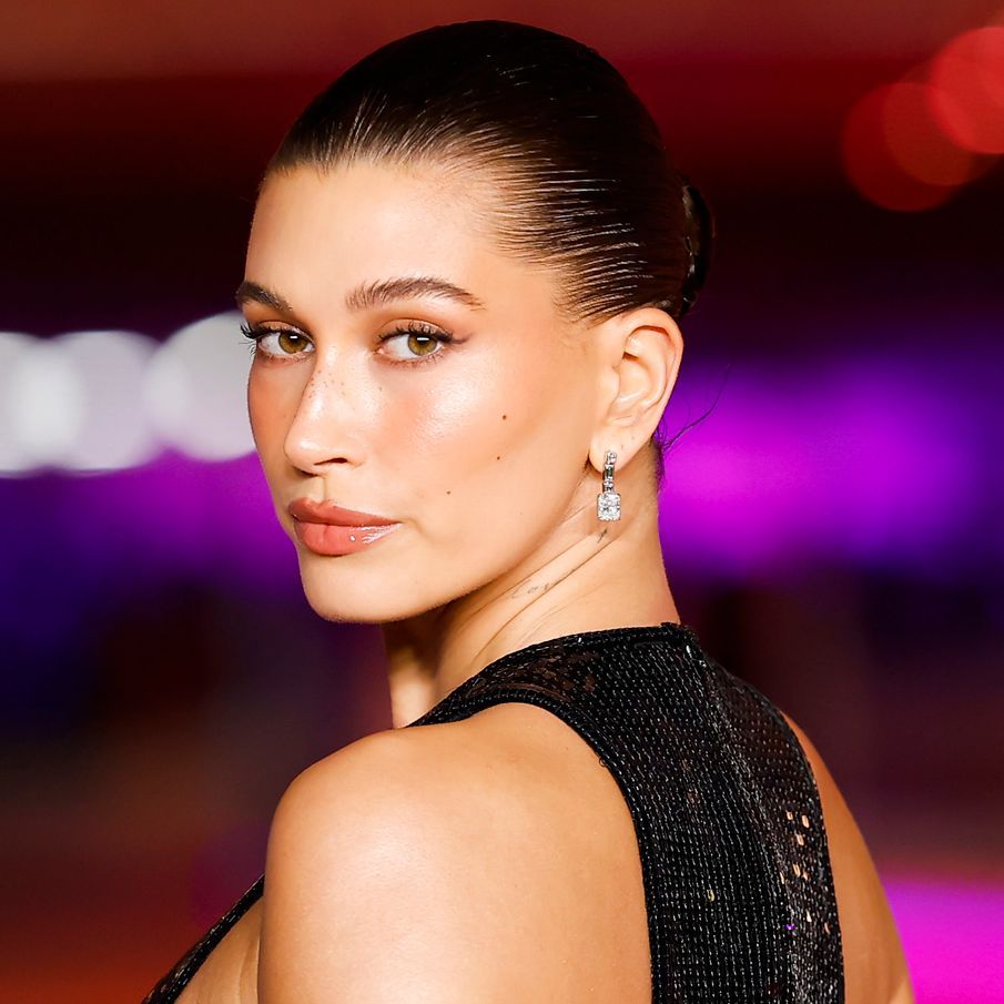 Hailey Bieber avant